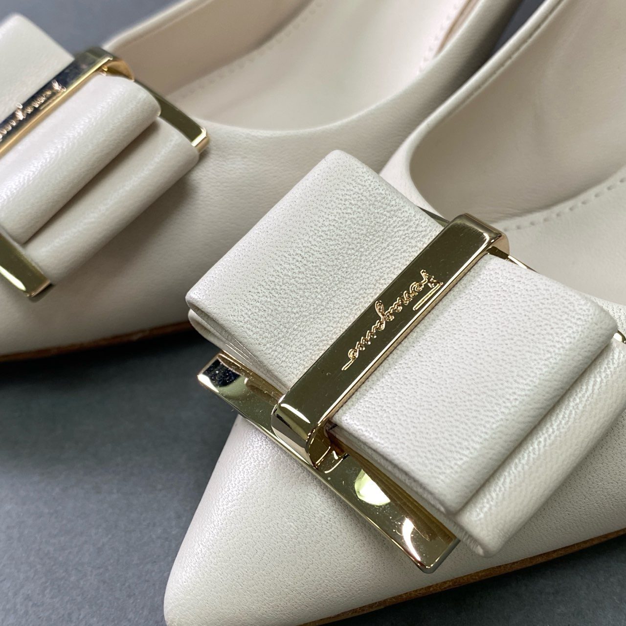2k11 《美品》 Salvatore Ferragamo サルヴァトーレ フェラガモ VARA ヴァラリボン パンプス 5 約22.5cm アイボリー レザー ZERI 70 イタリア製