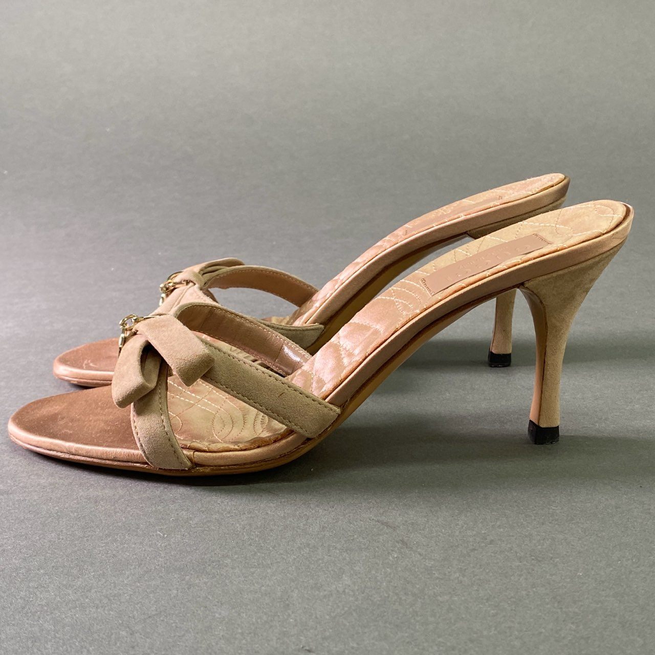 4l19 GUCCI グッチ メタルチャーム スエードレザー リボンサンダル 35 1/2 ピンク Leather イタリア製 シューズ パンプス 靴 夏