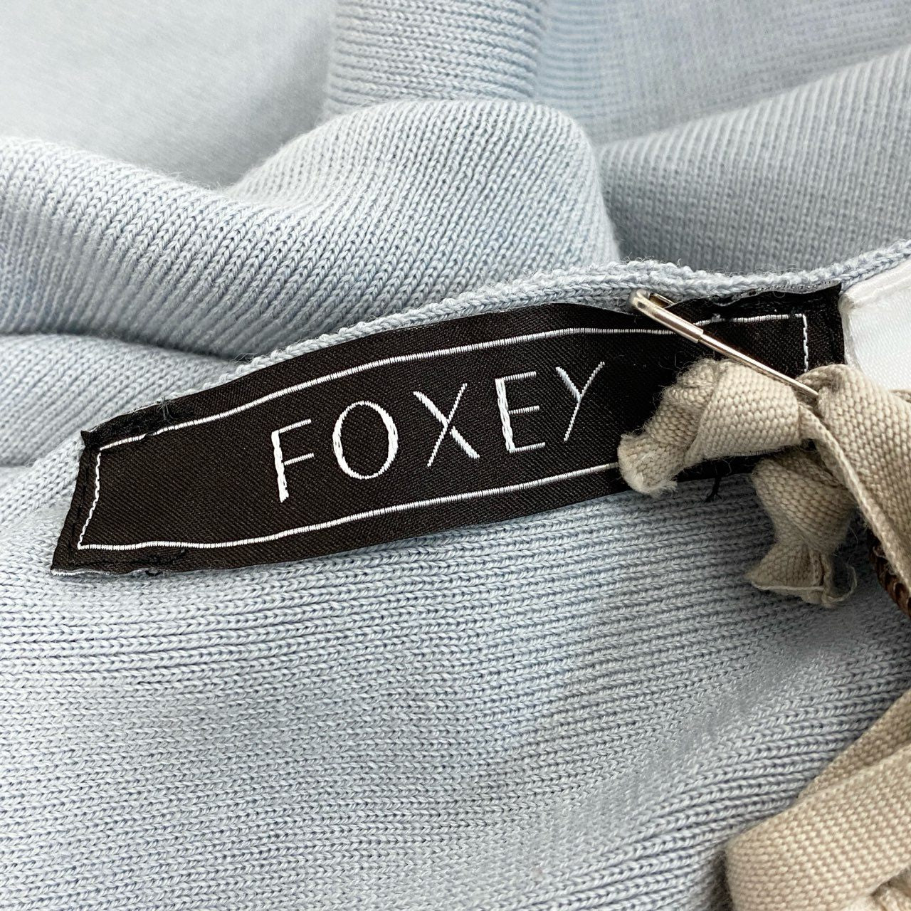 54d8 《新品タグ付き》 FOXEY フォクシー グレースウール ニット セーター ロゴプレート 36031 サイズ38 ライトブルー ウール100% レディース 日本製