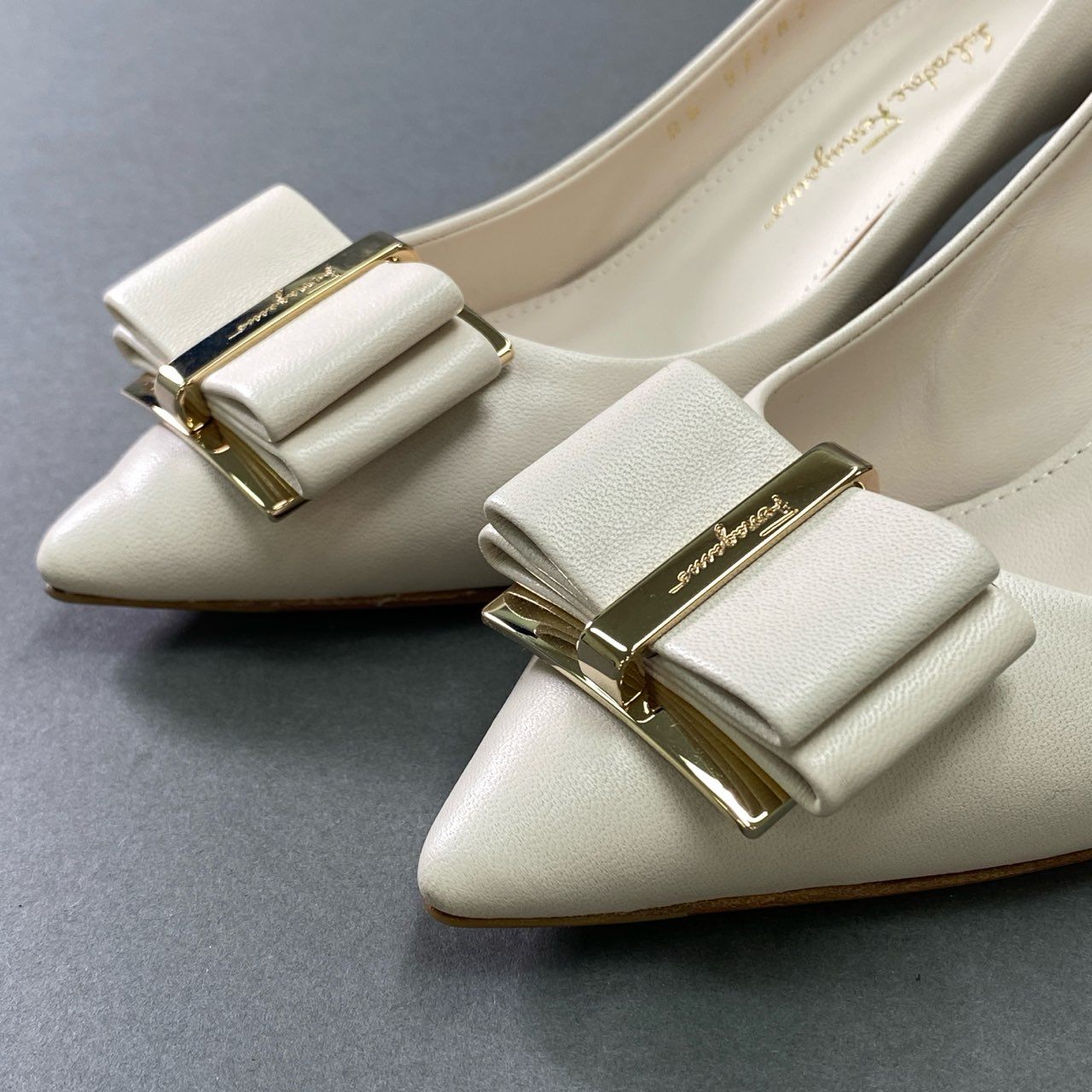2k11 《美品》 Salvatore Ferragamo サルヴァトーレ フェラガモ VARA ヴァラリボン パンプス 5 約22.5cm アイボリー レザー ZERI 70 イタリア製