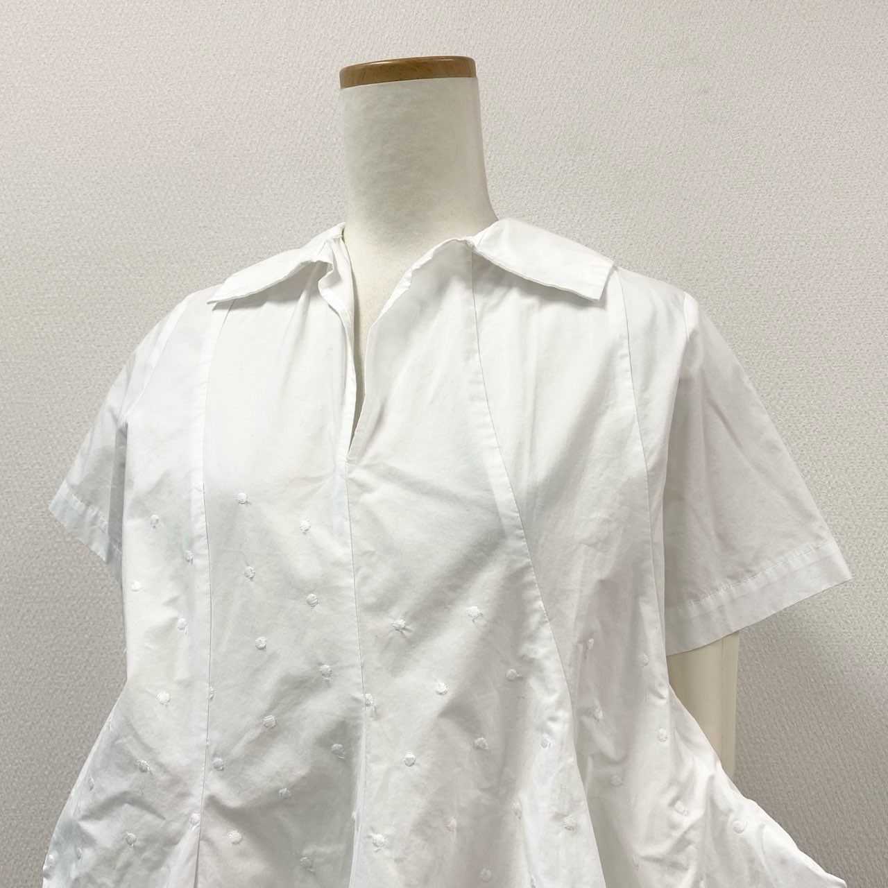 64g18 《美品》 tricot COMME des GARCONS トリコ コムデギャルソン 刺繍デザイン ペプラムシャツ M ホワイト ブラウス AD2020