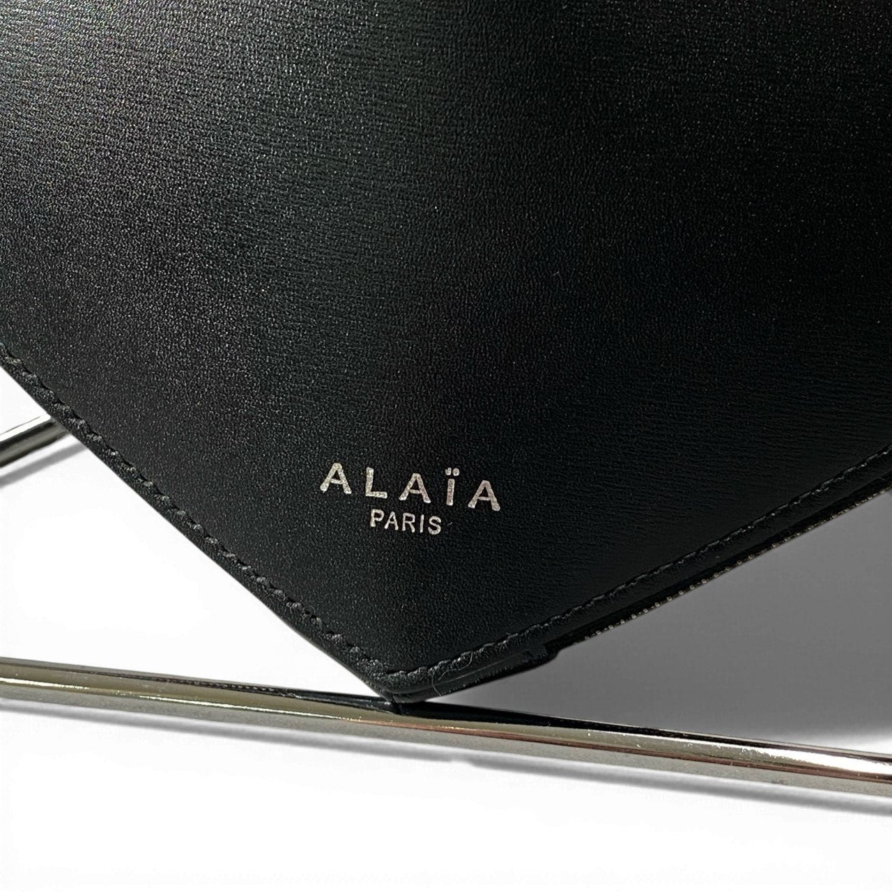 c23 【美品】ALAIA アライア ハート ル クールショルダーバッグ レディース ブラック レザー レディース バッグk02i