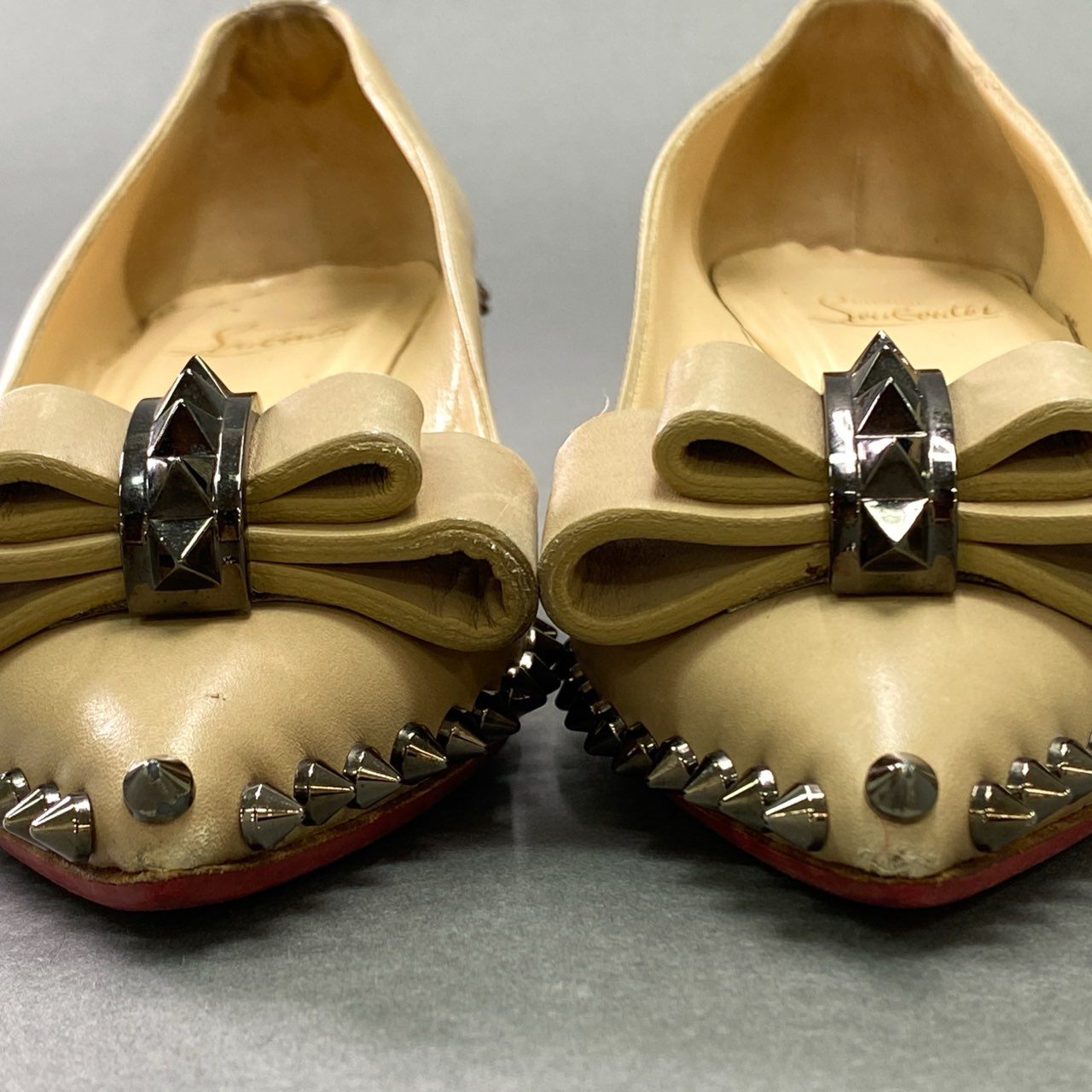 2k11 Christian Louboutin クリスチャン ルブタン ロックスタッズ リボンパンプス 35 1/2 ベージュ レザー シューズ イタリア製
