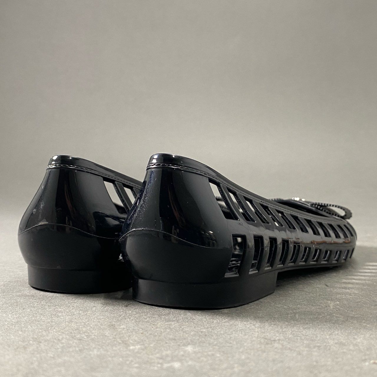 5f13 Salvatore Ferragamo サルヴァトーレフェラガモ ラバー素材 PVC ヴァラリボン サンダル フラットシューズ サイズ8 ブラック レディース