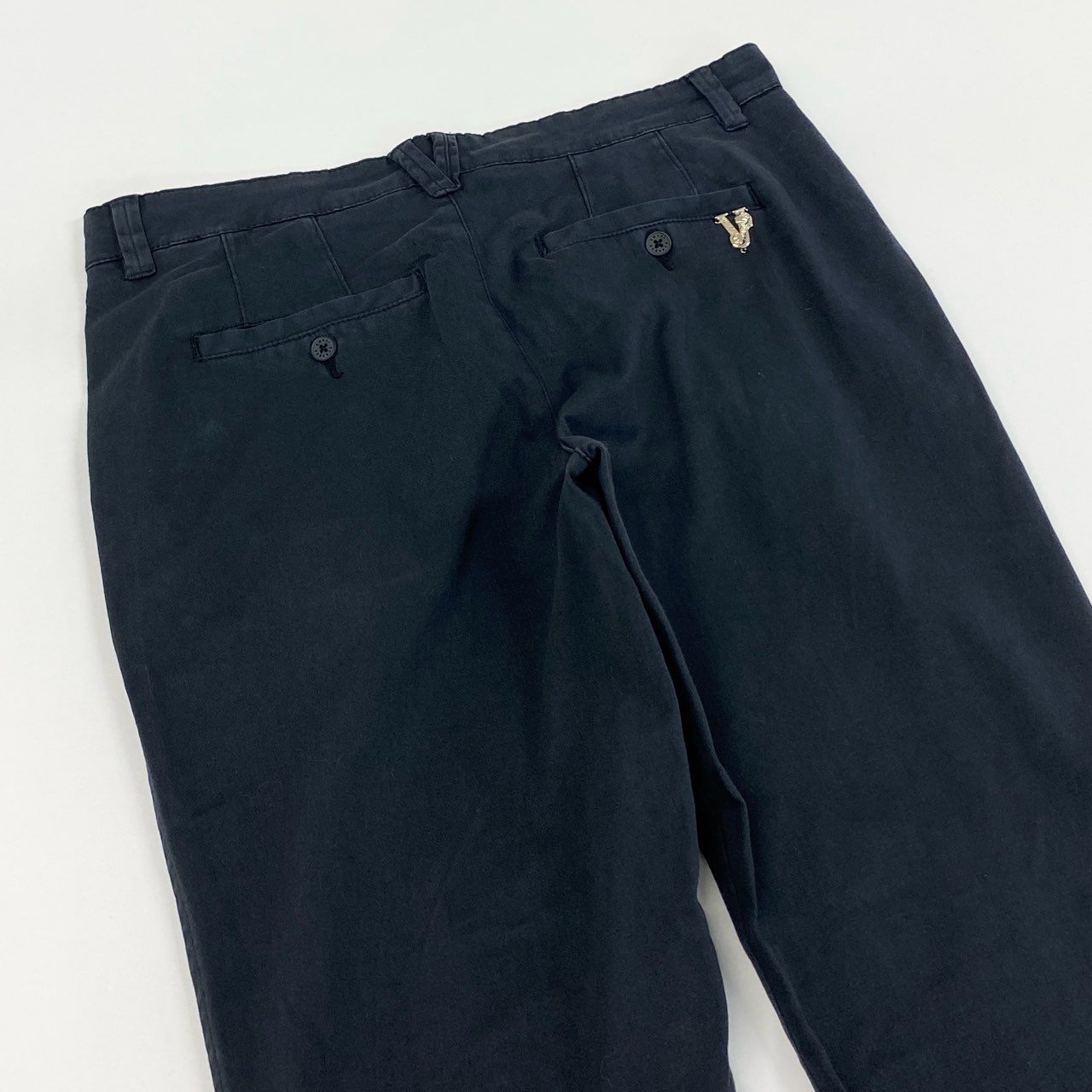 86f24 VERSACE JEANS ヴェルサーチジーンズ スラックス チノパン コットンパンツ ロゴプレート イタリア製 メンズ 男性用 タグ付き 46 ネイビー