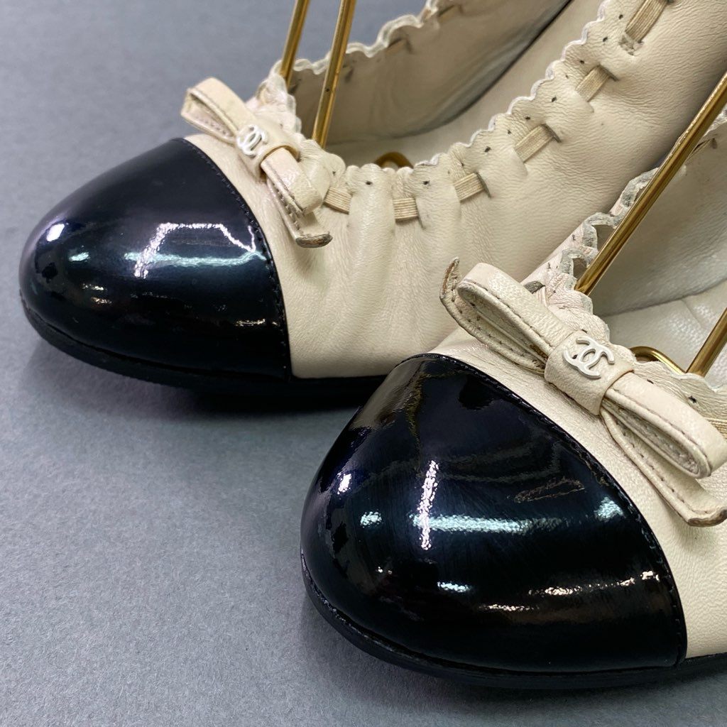3d3 CHANEL シャネル ココマーク リボン ストラップパンプス 35 ブラック オフホワイト レザー シューズ イタリア製