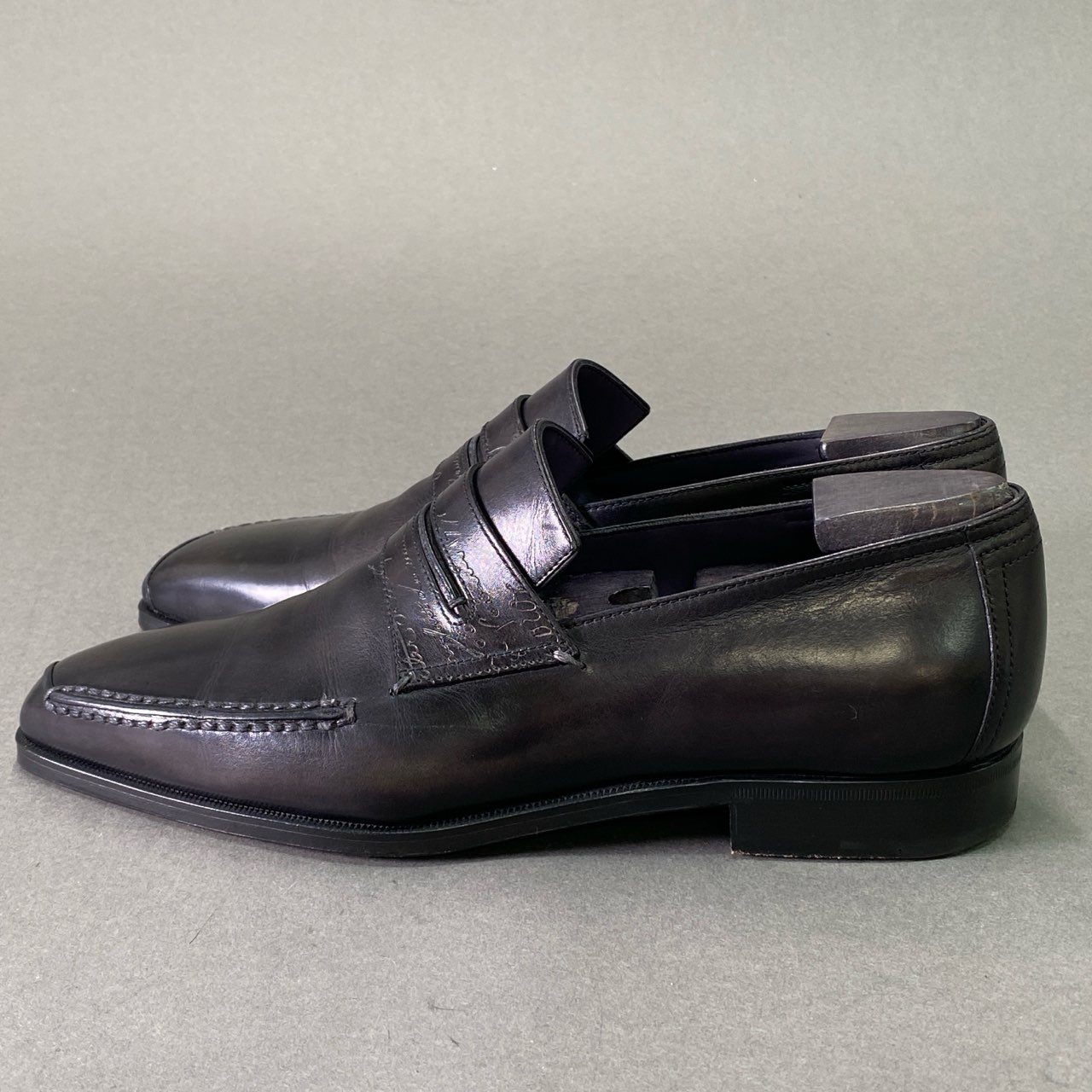 1d22 Berluti ベルルッティ Andy アンディ スクリットカリグラフィ ローファー 25.5cm相当 ブラック レザー パティーヌ デムジュール シューツリー 保存袋 付属