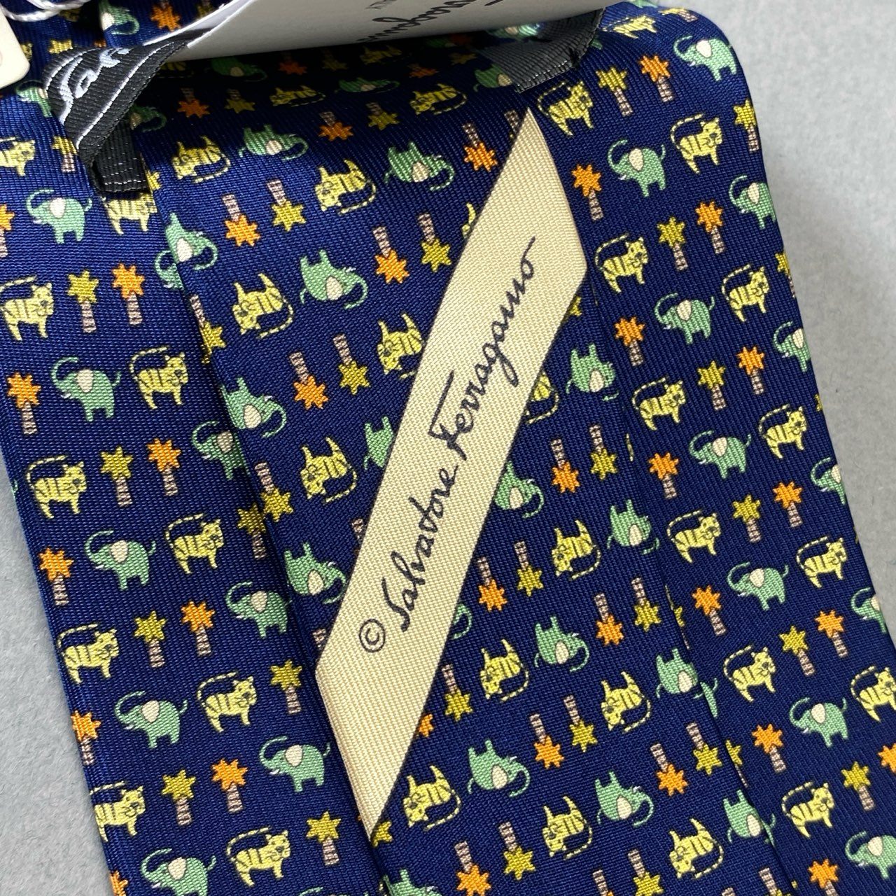 j16《極美品》Salvatore Ferragamo サルヴァトーレフェラガモ ネクタイ シルク 絹100% イタリア製 フォーマル ネイビー マルチカラー メンズu02t
