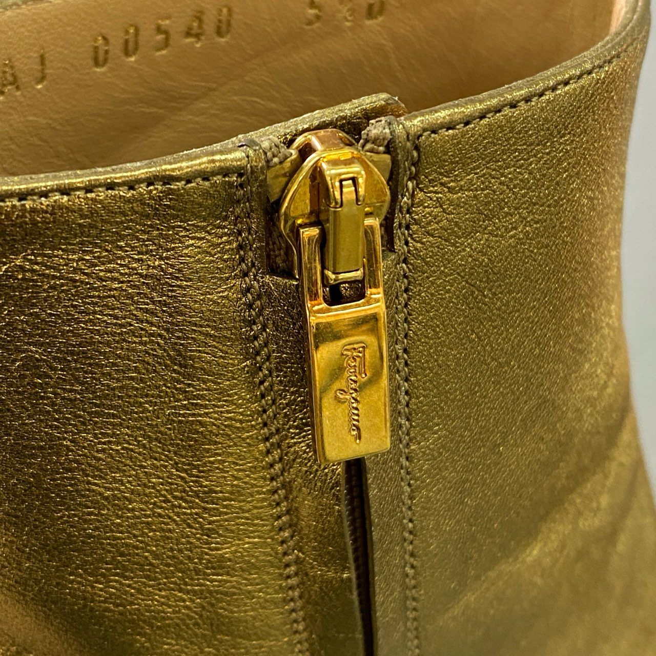 2j29 Salvatore Ferragamo サルヴァトーレフェラガモ イタリア製 サイドジップ チャンキーヒール ブーツ ショートブーツ 5 1/2 ゴールド レザー