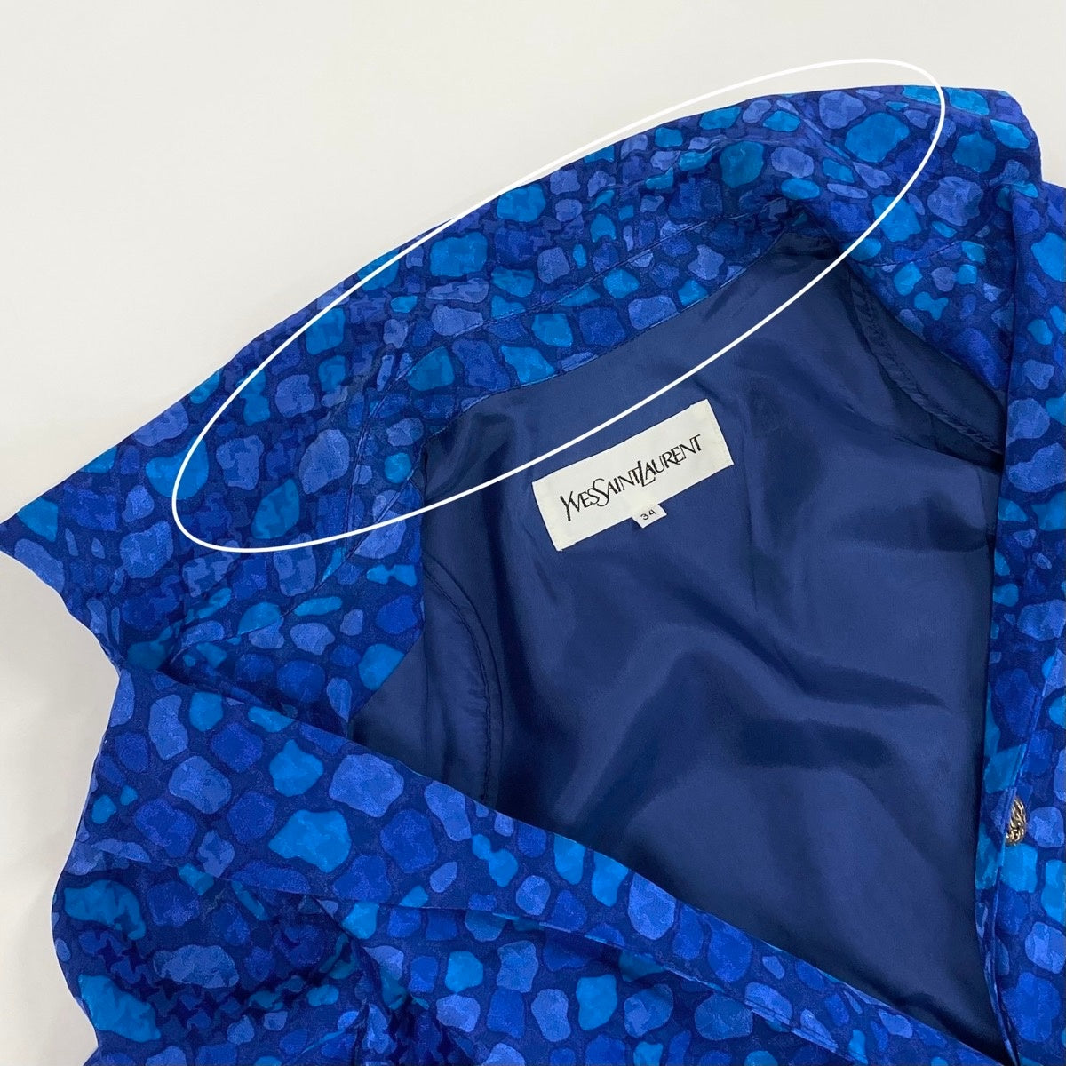 55f4 YVES SAINT LAURENT イヴサンローラン ロングシャツコート 薄手 総柄プリント 金ボタン サイズ34 ブルー シルク100% レディース 女性服o07t