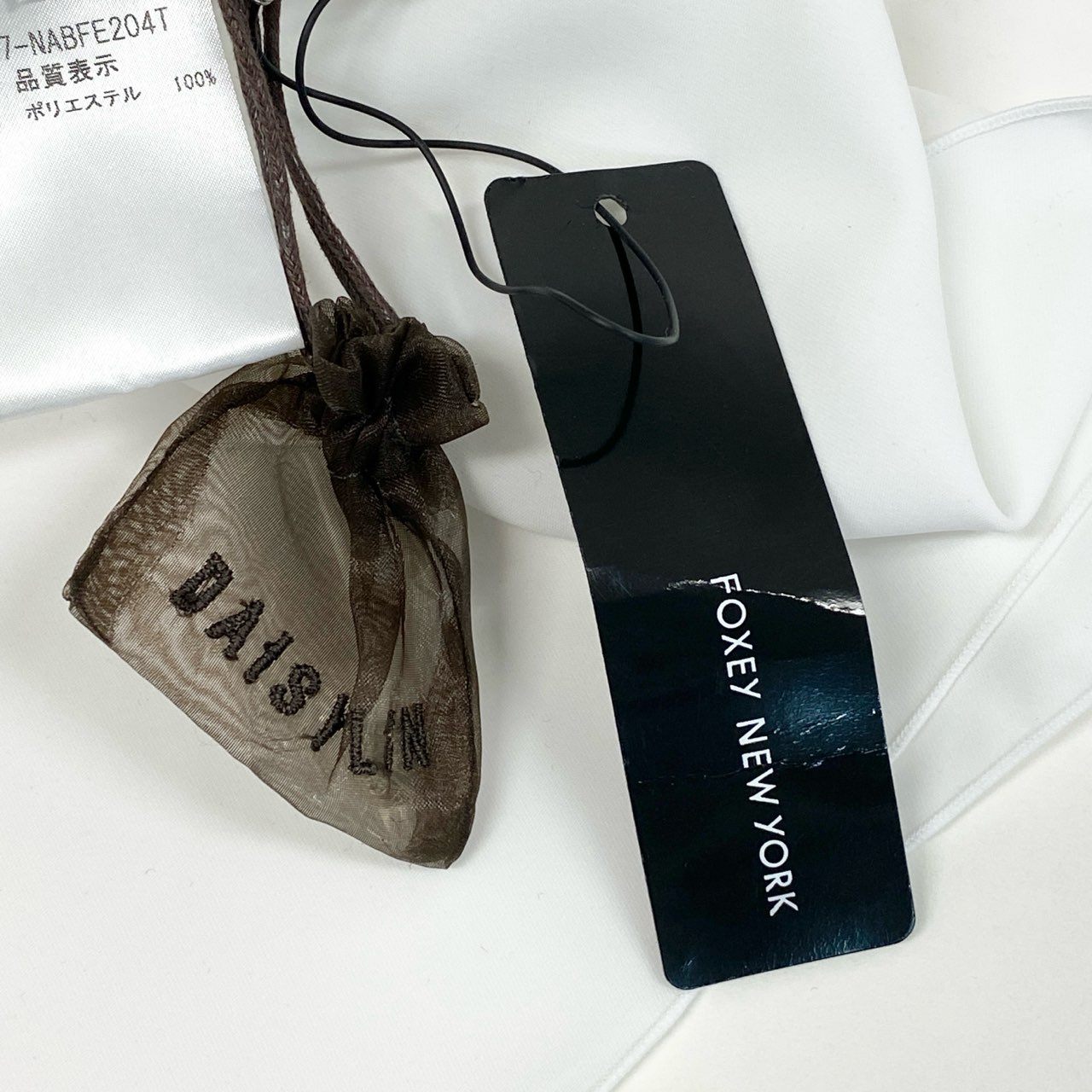 54d8 《新品タグ付き》 FOXEY NEW YORK フォクシーニューヨーク Blouse Powder Grace ノースリーブ シャツ ブラウス 33167 サイズ38 ホワイト ポリエステル100% レディース 日本製