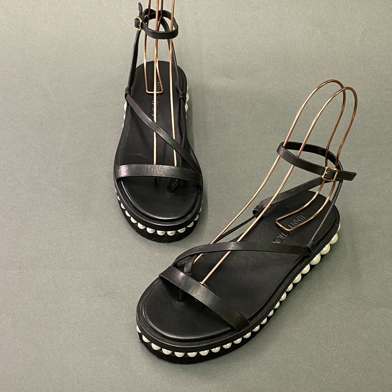 6a6 《美品》 JIMMY CHOO ジミーチュウ パール装飾 ストラップサンダル 36 ブラック レザー 厚底 スペイン製 シューズ 靴