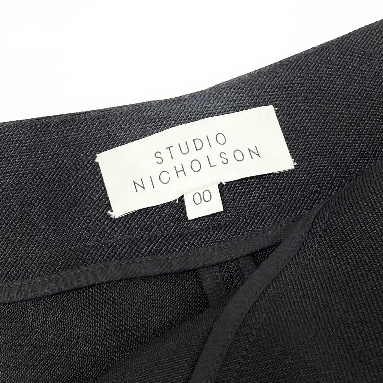 82d4 定価¥34650 STUDIO NICHOLSON スタジオニコルソン JAYA ASYMMETRIC DRAPE SKIRT ロングスカート 00 ブラック アシンメトリー ワンタック