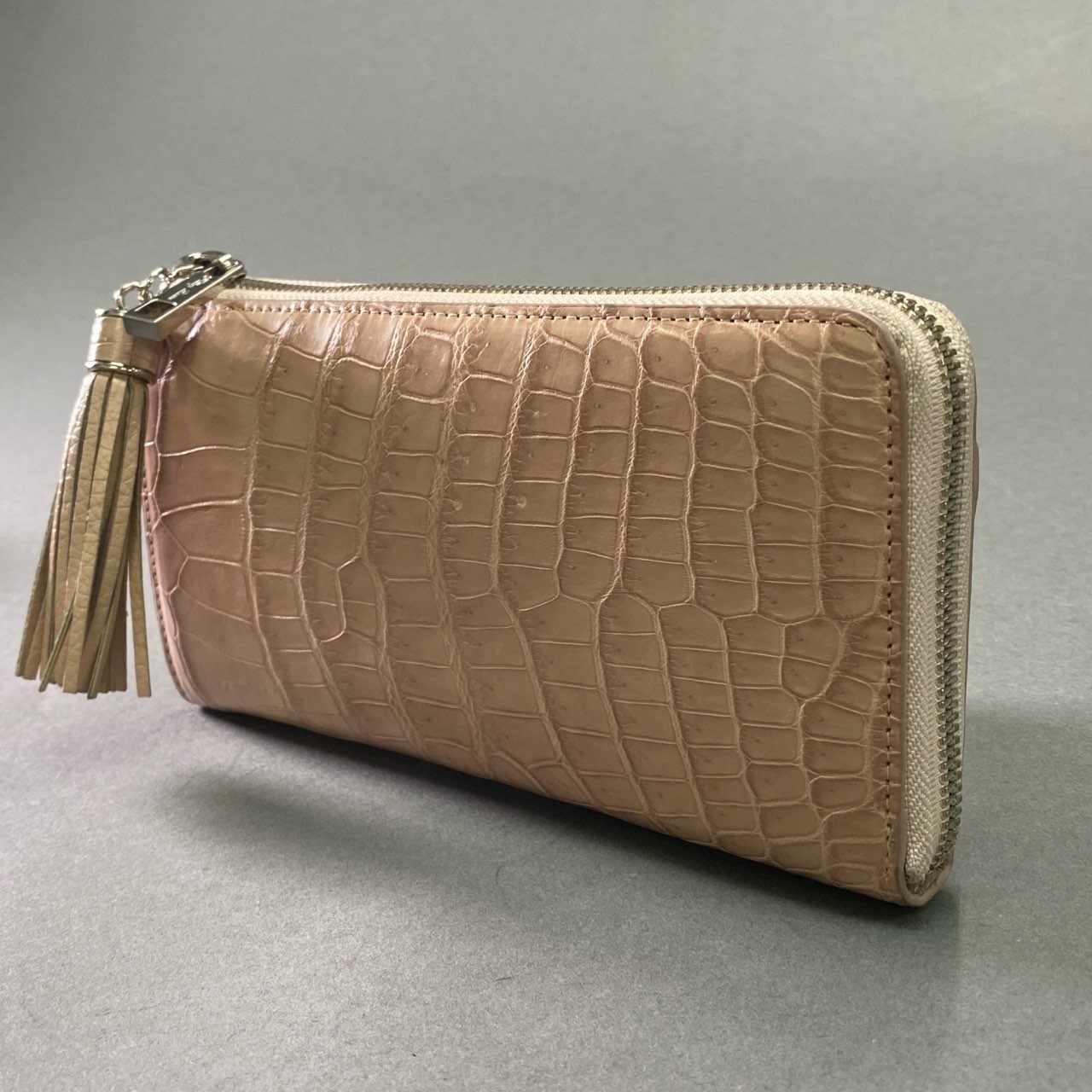 f10 【美品】 Pelley Lusso 本クロコ マットクロコ ラウンドジップ タッセル付き ロングウォレット 長財布 ピンクベージュ クロコダイルレザー レディース