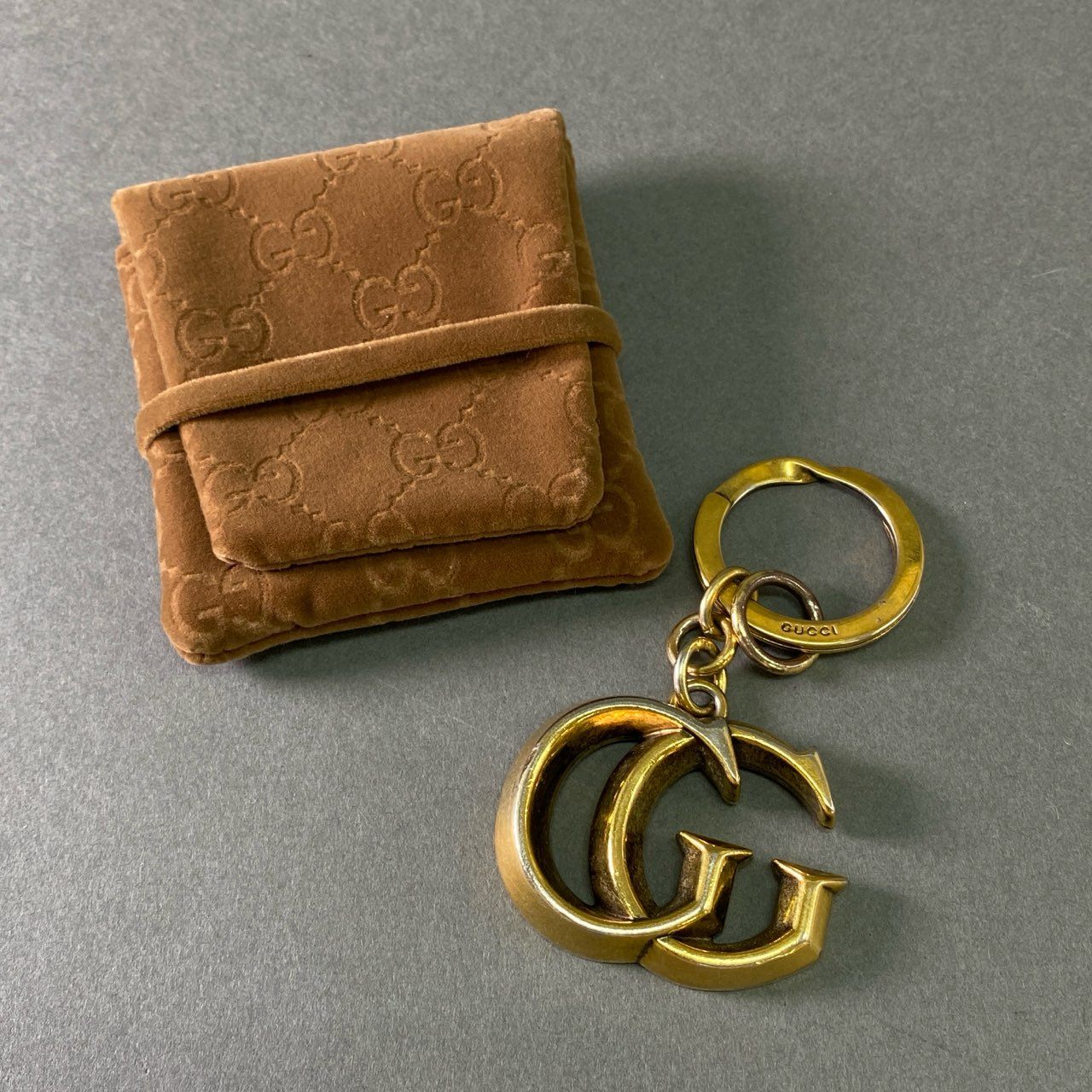 a17 GUCCI グッチ ダブルG キーホルダー ゴールド キーリング チャーム イタリア製 ソフトケース付