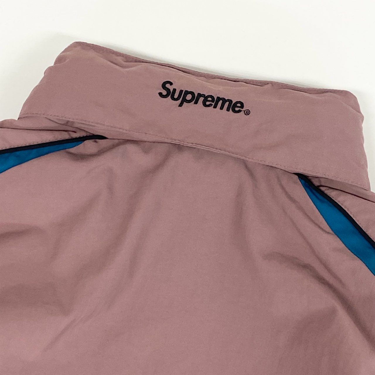 74k11 【美品】SUPREME シュプリーム × UMBRO アンブロ 22SS トラックジャケット ジップアップ フード収納可 アウター Lサイズ Dusty Plum メンズu02t