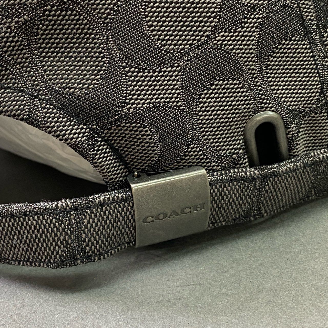 d16 COACH コーチ シグネチャー ベースボールキャップ ラメ メタリック 帽子 C6681 F フリーサイズ グレー 画像参照