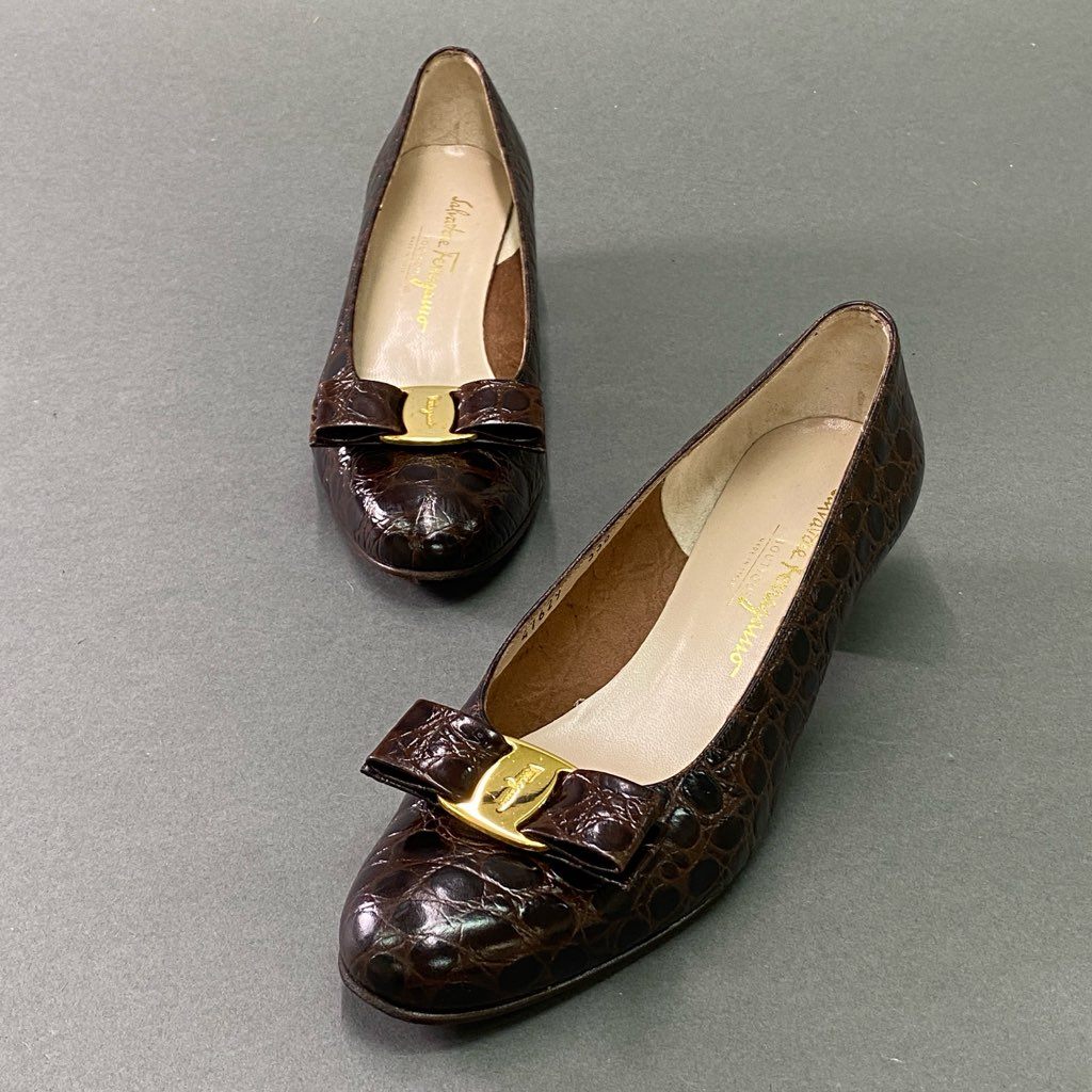 2e10 《美品》 Salvatore Ferragamo サルヴァトーレ フェラガモ VARA ヴァラリボン クロコ パンプス 8 1/2 ブラウン レザー シューズ 革靴 箱付き