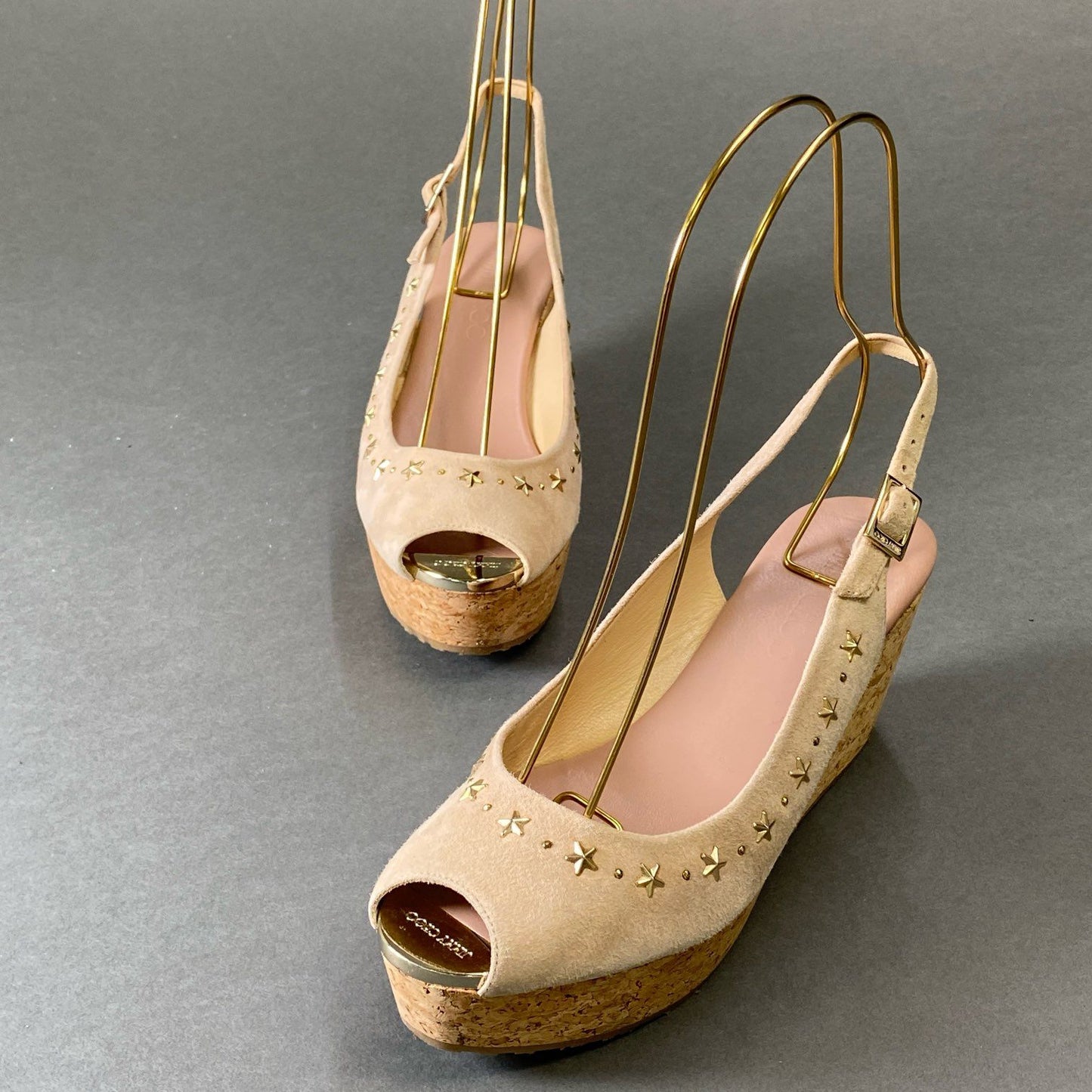 9g9 《美品》 JIMMY CHOO ジミーチュウ ウェッジソール スタースタッズサンダル 37 ベージュ スエードレザー 厚底 シューズ