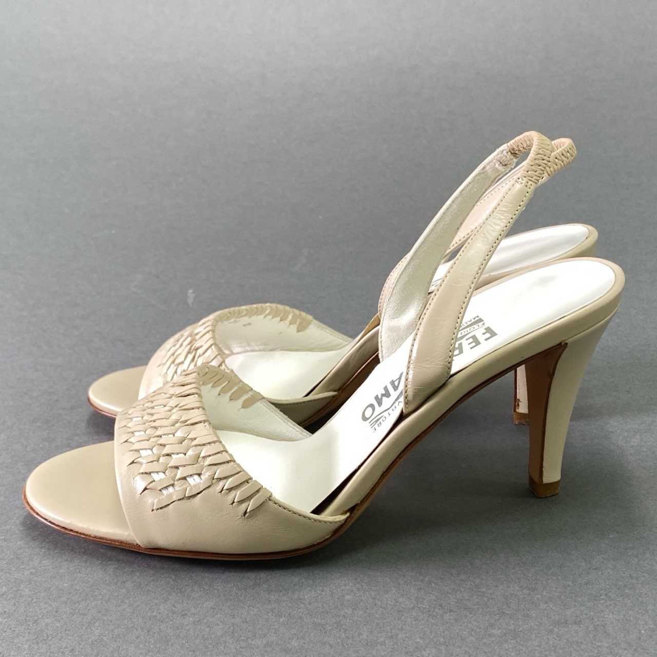 8e18 《美品》 Salvatore Ferragamo サルヴァトーレ フェラガモ 編み込み レザー ヒールサンダル 4 1/2 ベージュ leather シューズ イタリア製 夏