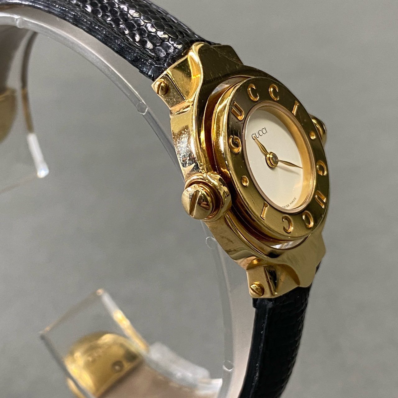 g29 GUCCI グッチ ターンフェイス バングルウォッチ クォーツ腕時計 回転式 リバーシブル アナログ ブラック ゴールド レザーベルト