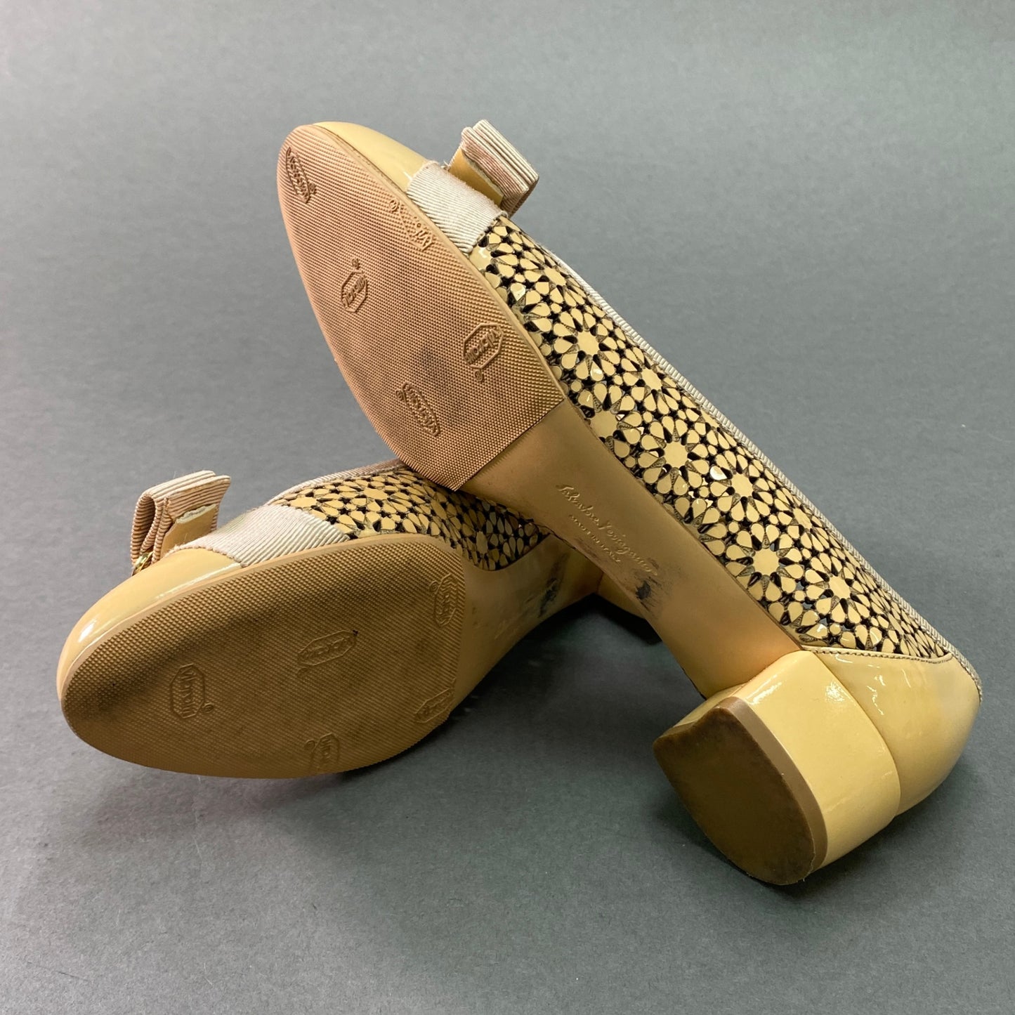 g29《美品》 Salvatore Ferragamo サルヴァトーレ フェラガモ SUSETTE VARA ヴァラリボン フラワーパンプス 6 1/2 ベージュ レザー シューズ 箱 保存袋有t18r