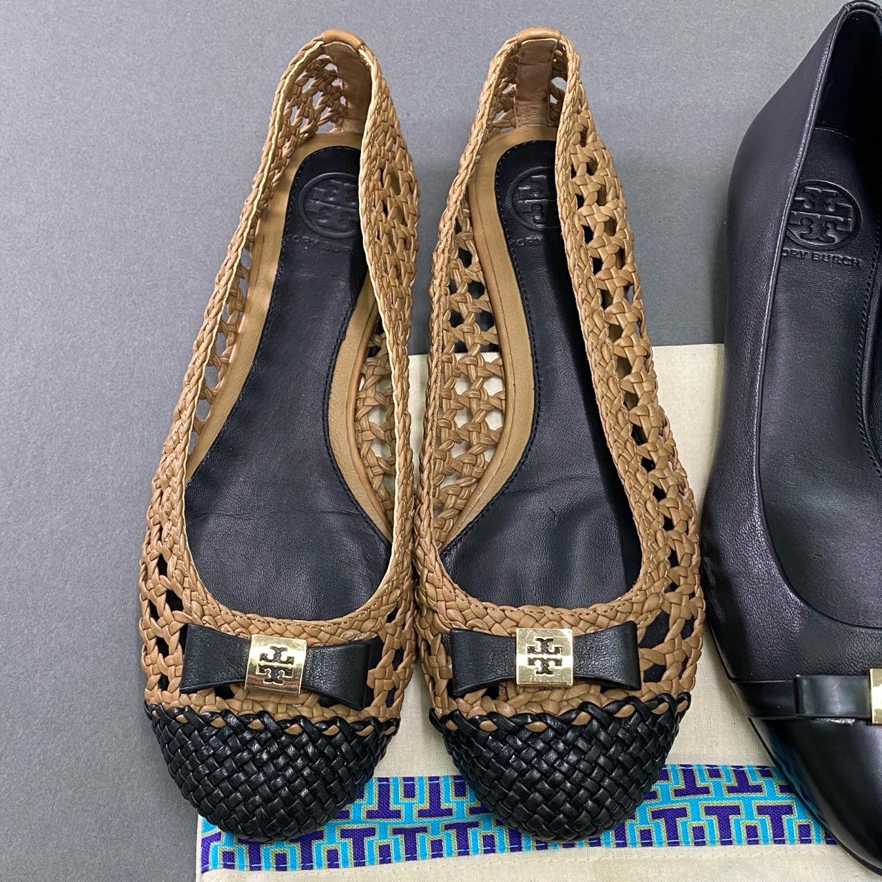 4c21 【 2足セット 】 美品 TORY BURCH トリーバーチ ロゴチャームリボン フラットシューズ 6.5M ブラック ブラウン レザー メッシュ パンプス まとめ