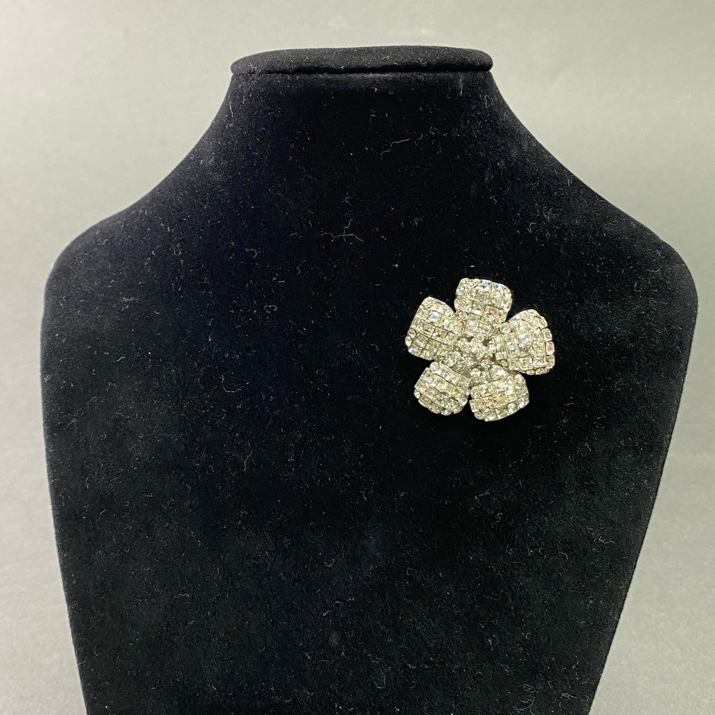 4e10 《美品》 FOXEY フォクシー ブローチ 小物 フラワーモチーフ ラインストーン ビジュー シルバー レディース