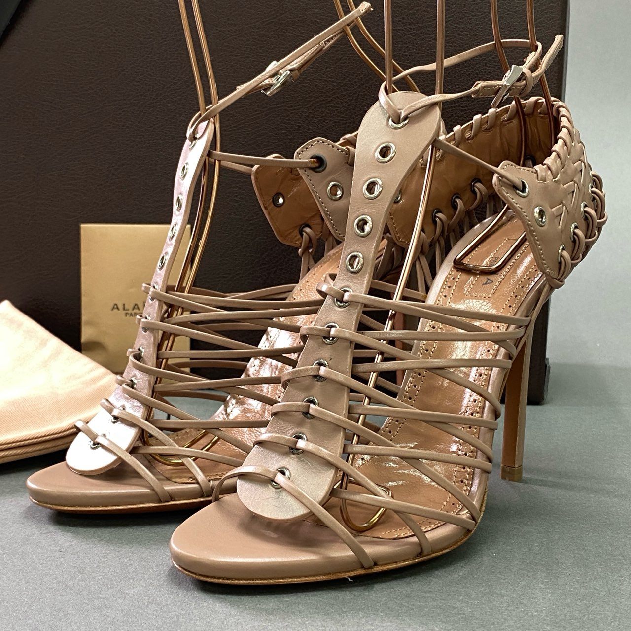 7k9 《未使用》定価¥190,300 ALAIA PARIS アライア レースアップ レザーヒールサンダル 36 ピンクベージュ leather 箱付き シューズ イタリア製 編み込み グラディエーター