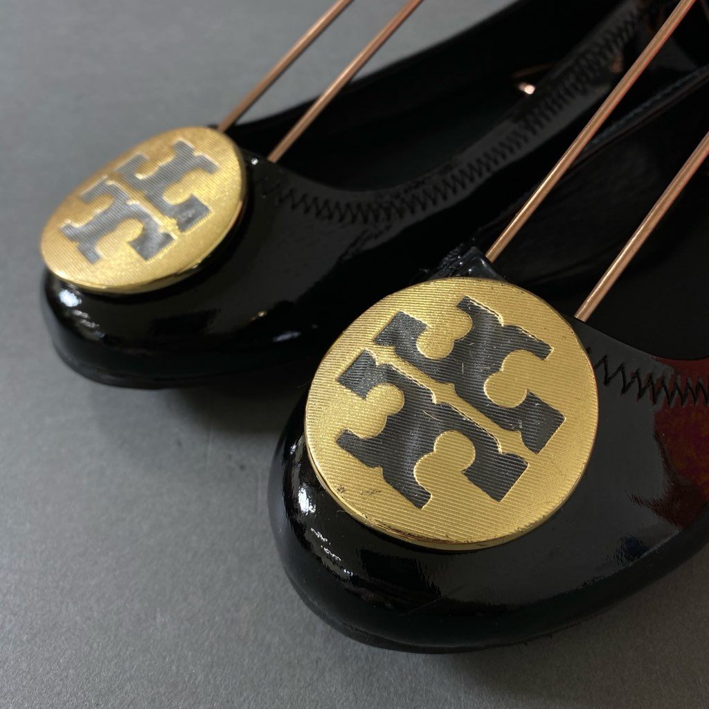 1h4 《美品》 TORY BURCH トリーバーチ エンブレム フラットシューズ パンプス ロゴ金具 36 ブラック