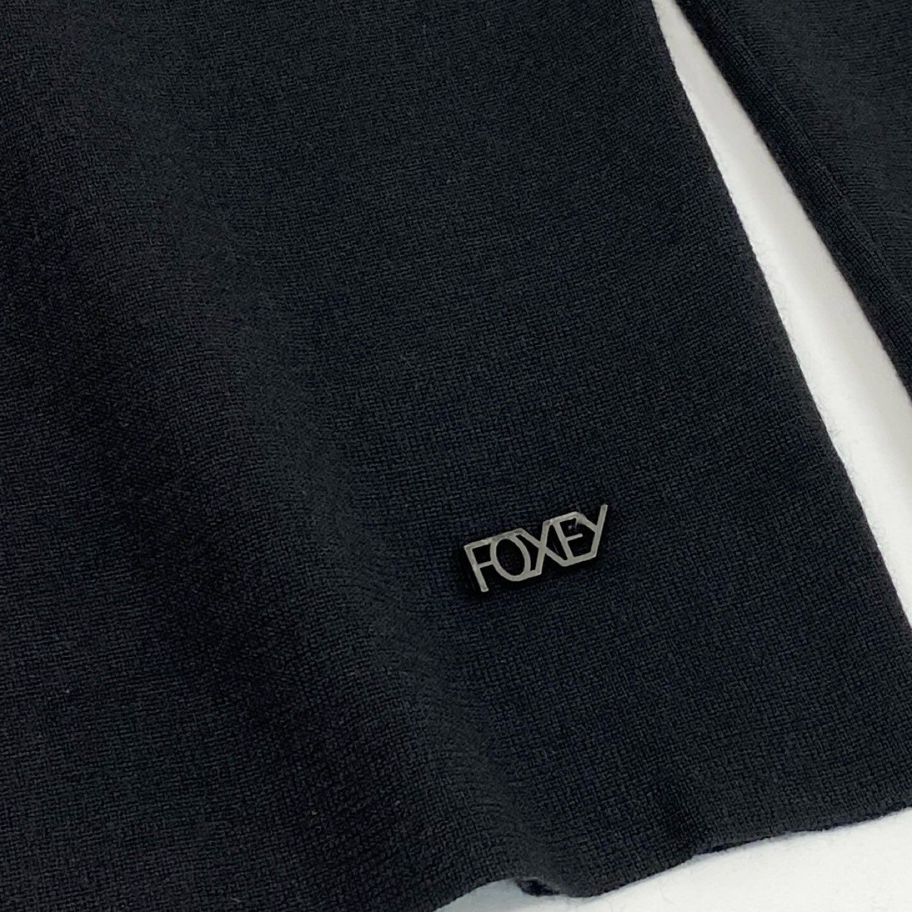 39f24④ FOXEY フォクシー タートルネックセーター ロゴプレート カシミヤシルク ニット レディース 女性用 27508 38 ブラック