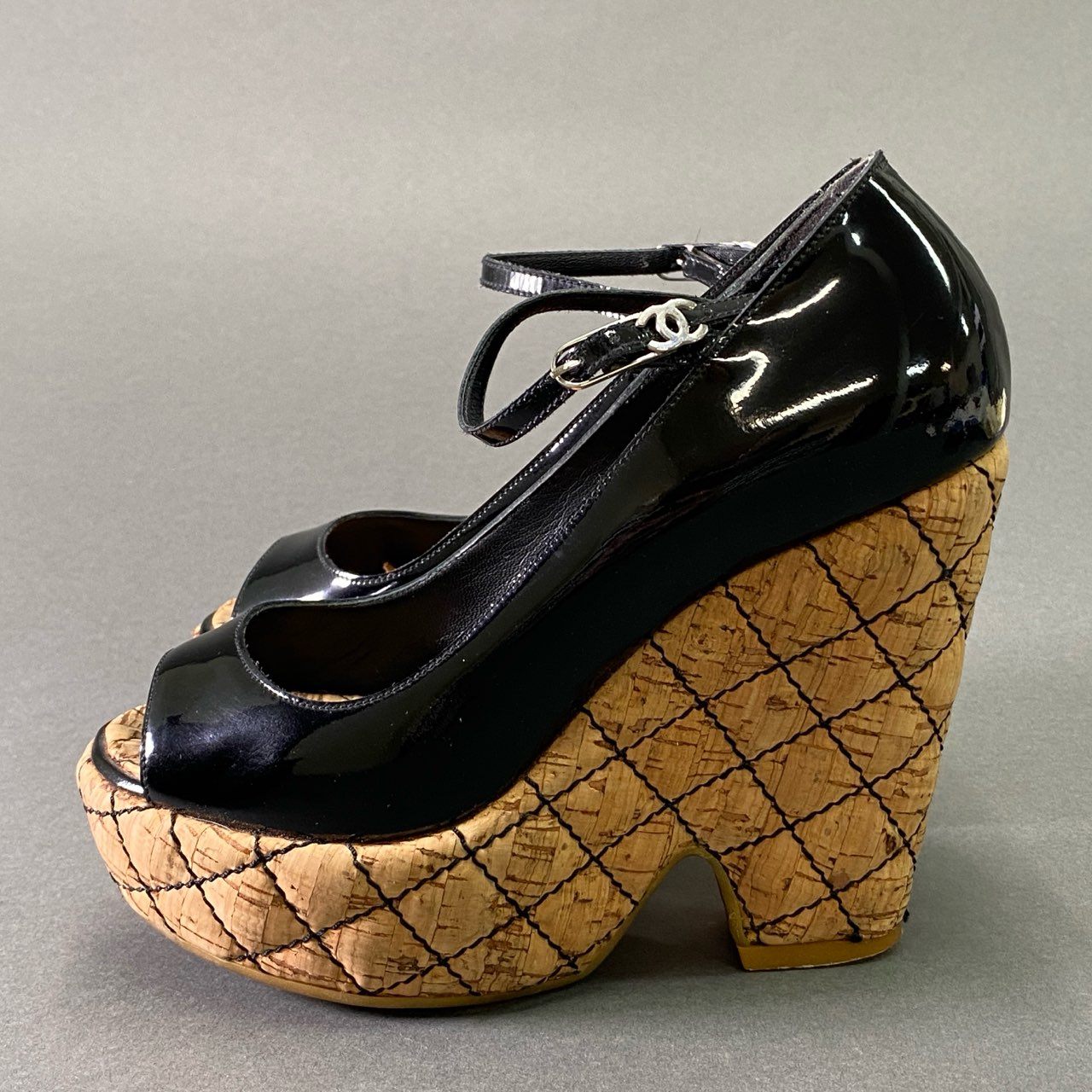 4e16 CHANEL シャネル ココマークストラップ エナメル ウェッジソールサンダル ブラック パテントレザー マトラッセ シューズ 箱付き