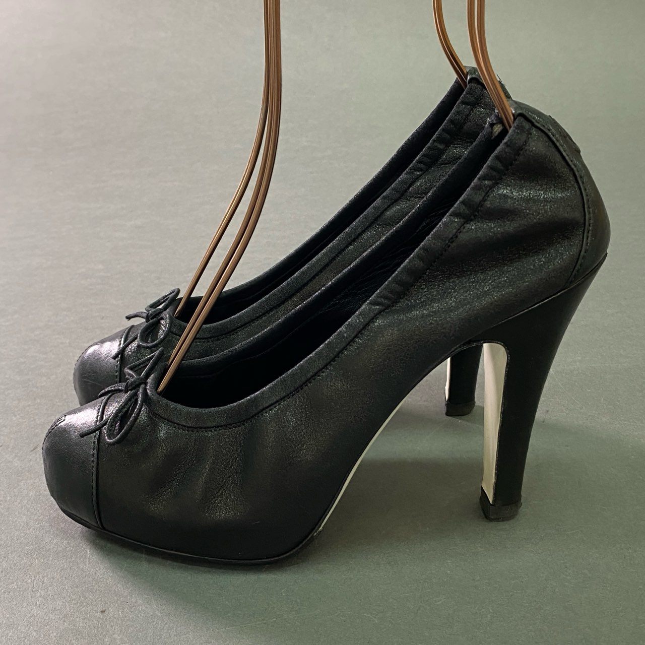 7b12 CHANEL シャネル ラウンドトゥ ヒールパンプス ハイヒール ココマーク リボン イタリア製 レザー 履き口ゴム◎ 37C ブラック 本革