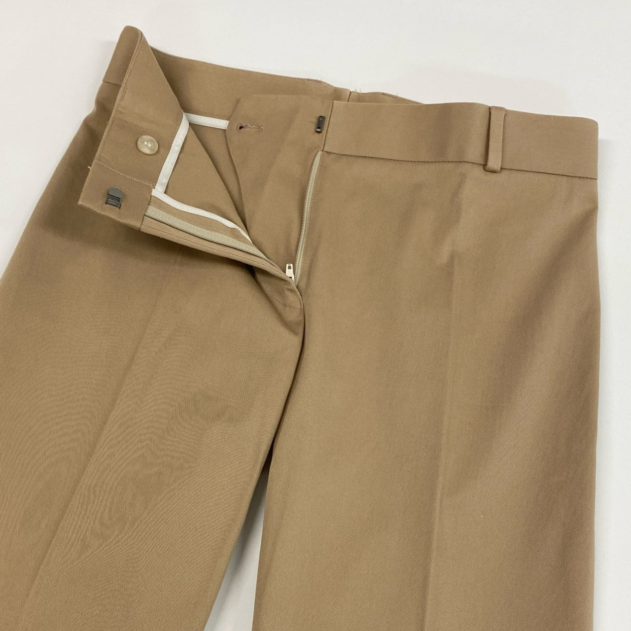53j17《未使用保管品》 Salvatore Ferragamo サルヴァトーレフェラガモ イタリア製 コットンパンツ センタープレス ボトムス ストレッチ レディース 女性用 40 ベージュu02t