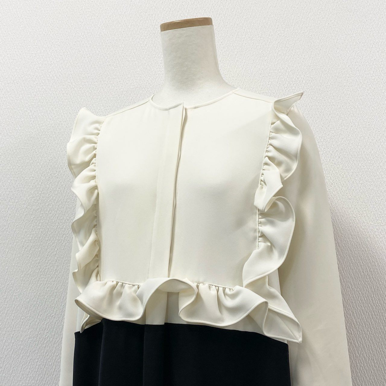 57f27 【美品】YOKO CHAN ヨーコチャン ロングスリーブ フリルトリムドレス 長袖ワンピース サイズ38 オフホワイト ブラック レディース ワンピ