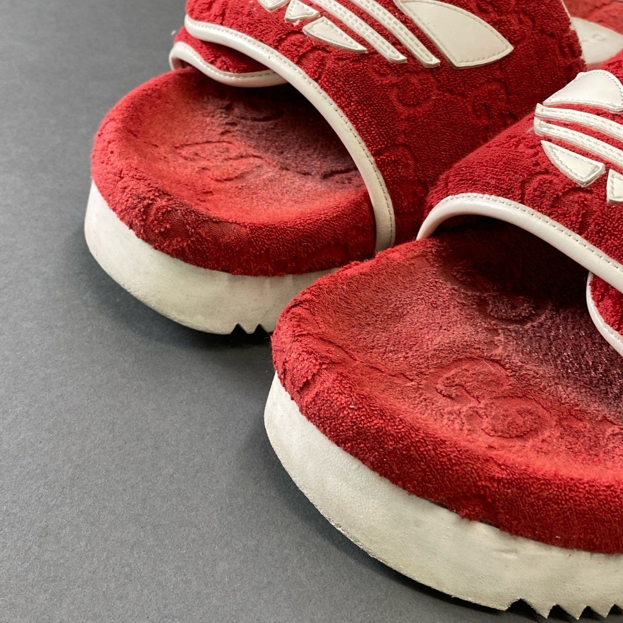 8g8 GUCCI グッチ × adidas アディダス GG プラットフォーム サンダル 27cm相当 レッド シューズ トレフォイル コラボ 保存袋有