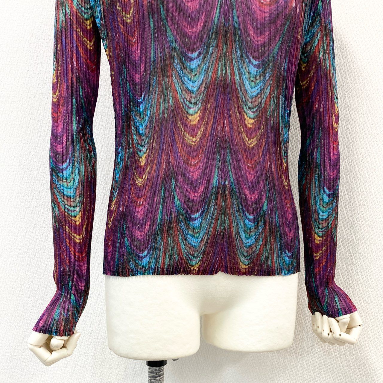 75f24 ISSEY MIYAKE FETE イッセイミヤケフェット 孔雀柄 ピーコック Vネック ロングスリーブ トップス カットソー 総柄プリント 日本製 IF44FJ756 02 パープル系 マルチカラー
