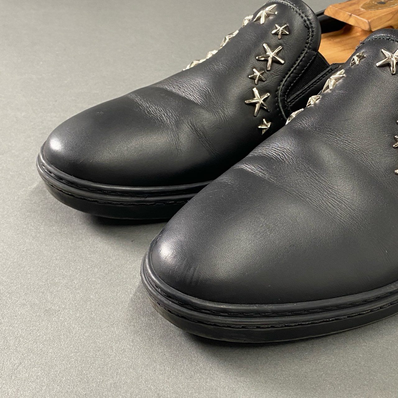 5i27 JIMMY CHOO ジミーチュウ イタリア製 スタースタッズ レザー スリッポン シューズ ローカットスニーカー 44 ブラック