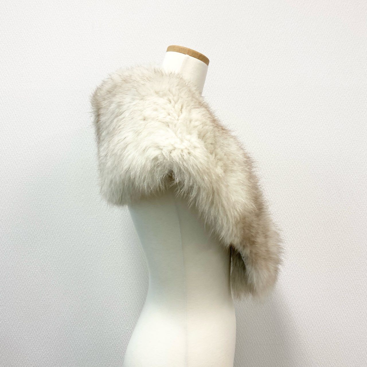 86j23 最高級毛皮 ブルーフォックス 毛皮マフラー 大判ティペット 衿巻き ホワイト系 フォックスファー レディースu02t