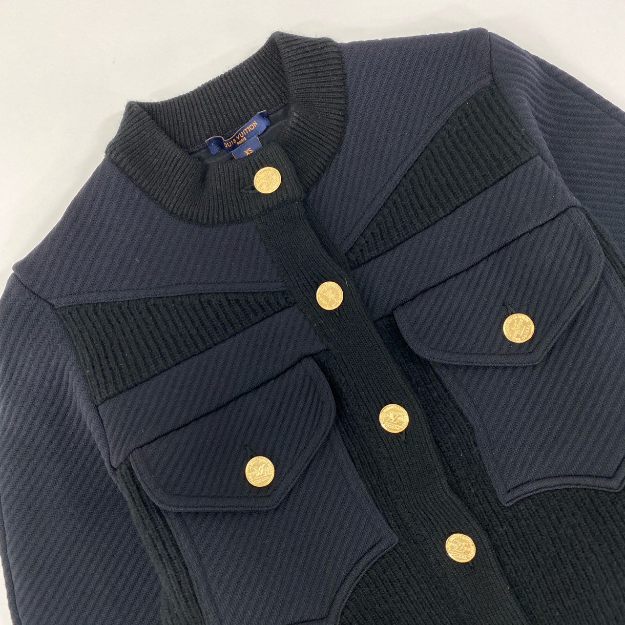54h27《美品》LOUIS VUITTON ルイヴィトン クロップド コンパクトジャケット ニットジャケット 金ボタン XSサイズ ブラック レディース 女性用k02i