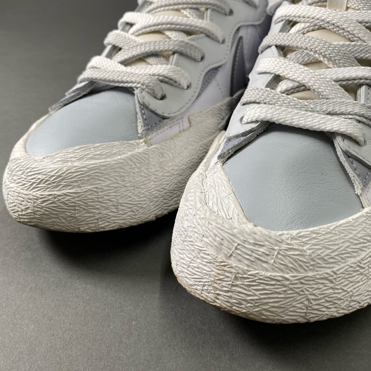 9e18 NIKE Sacai ナイキ サカイ コラボ BLAZER MID WHITE / WOLF GREY ブレーザーミッド ハイカットスニーカー シューズ BV0072-100 27 ホワイト ブラック