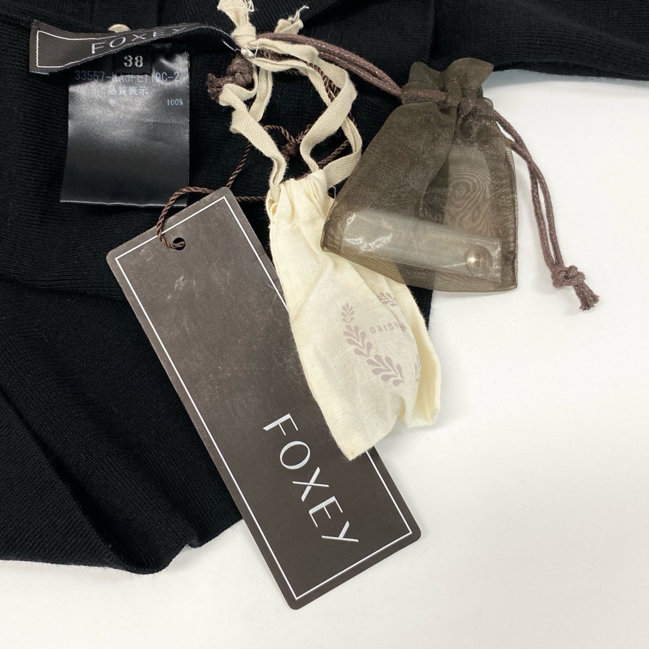 35d7 《新品タグ付き》 FOXEY フォクシー グレースウール ニット セーター ロゴプレート 30525 サイズ38 ブラック ウール100% レディース 日本製