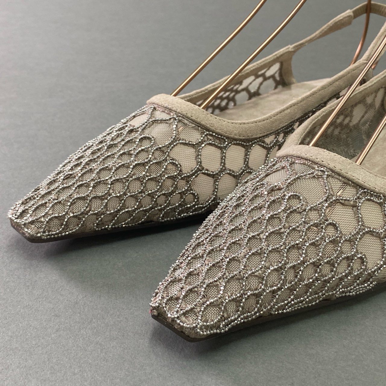 1c6 《美品》 BRUNELLO CUCINELLI ブルネロクチネリ 現行モデル フラットシューズ パンプス スリングバック ビーズ装飾 レース スエード 36 グレー