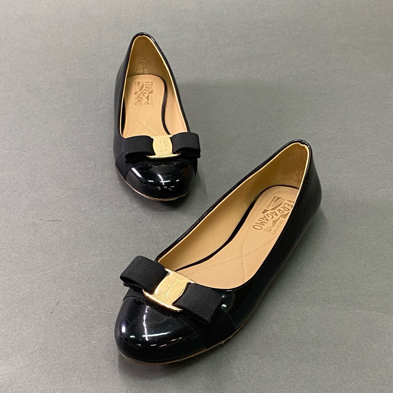 7b14 Salvatore Ferragamo サルヴァトーレ フェラガモ VARA ヴァラリボン エナメルフラットパンプス 6 1/2 ブラック パテントレザー スリッポン シューズ