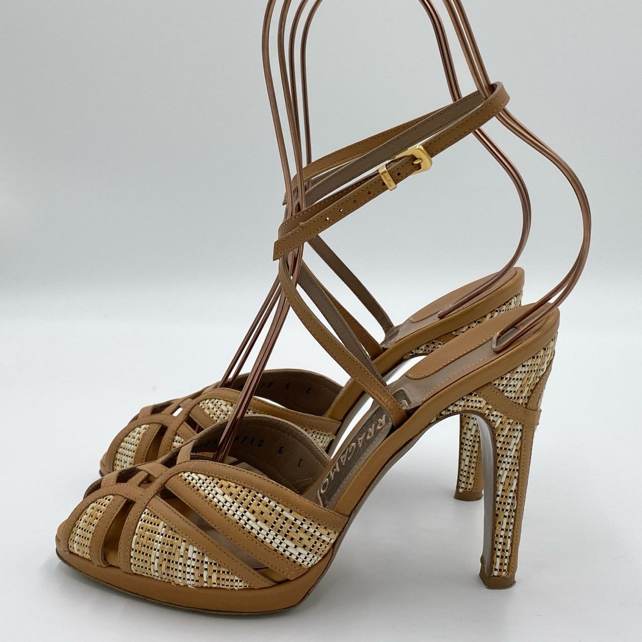 1h7《美品》Salvatore Ferragamo サルヴァトーレフェラガモ ヒールサンダル シューズ ストラップ 編み込み 6 ベージュ レディースt18r