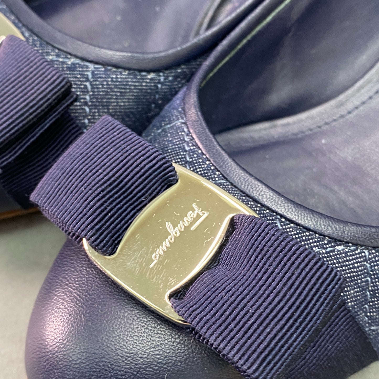 g29《美品》 Salvatore Ferragamo サルヴァトーレ フェラガモ VARA O DEN ヴァラリボン デニムパンプス 6 1/2 ネイビー ブルー シューズ 箱 保存袋有t18r