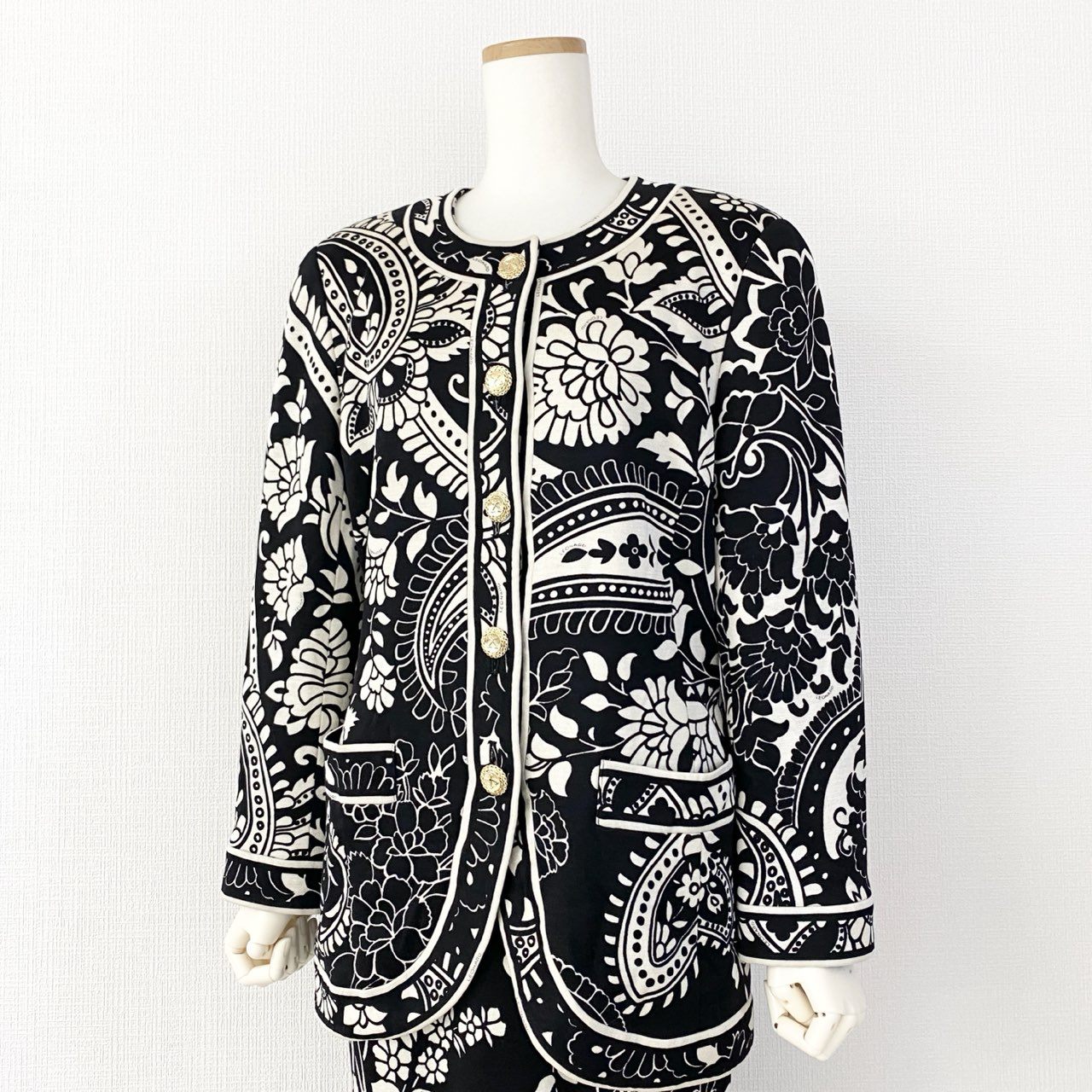 77e25 日本製 LEONARD FASHION レオナール セットアップ スーツ ノーカラージャケット/スカート ロゴ金ボタン サイズ11AR ブラックホワイト シルク100% レディース