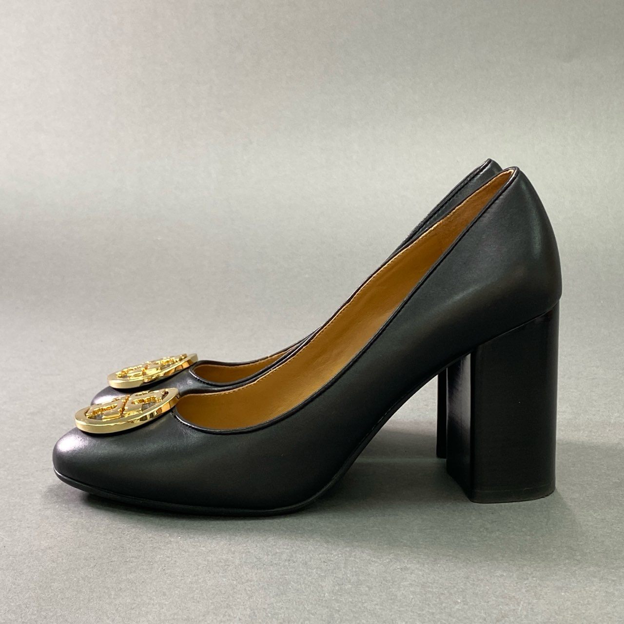 2k9 《美品》 TORY BURCH トリーバーチ Benton レザーパンプス 5.5(約22.5cm) ブラック leather ゴールドロゴ シューズ チャンキーヒール
