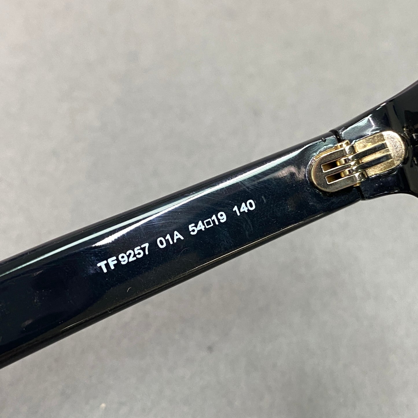 g29《完品》 TOM FORD トムフォード ウェリントン サングラス TF9257 54□19 ブラック アイウェア メガネ 眼鏡 箱 ケース クロス付き