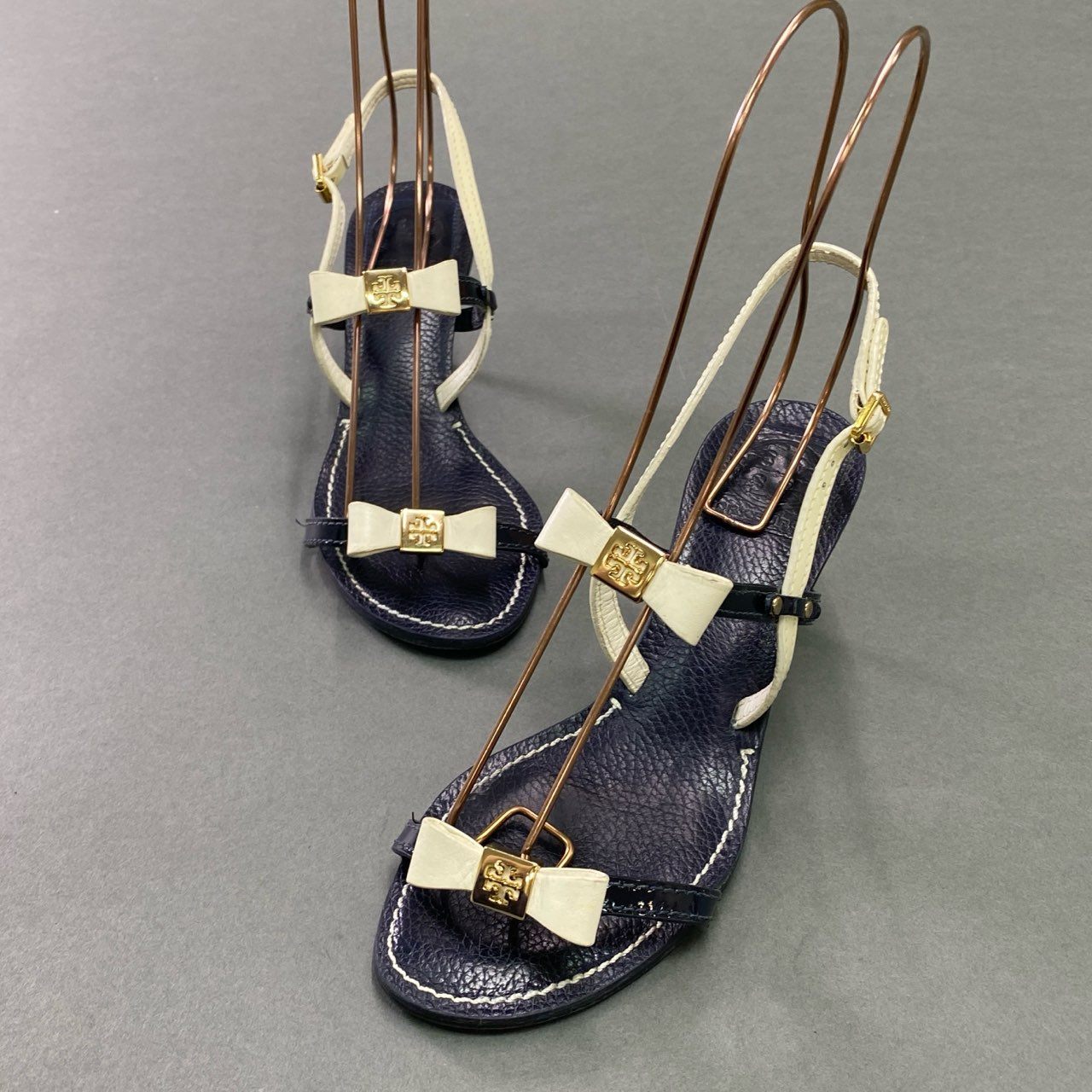 5c21 TORY BURCH トリーバーチ アンクルストラップリボンサンダル 6M ホワイト ネイビー レザー シューズ 夏